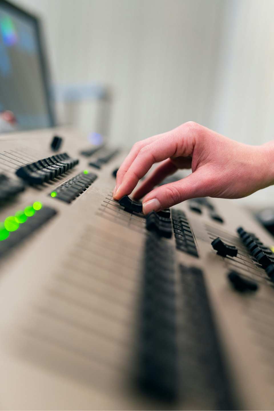 Person, die ein schwarz-weißes E-Keyboard spielt
