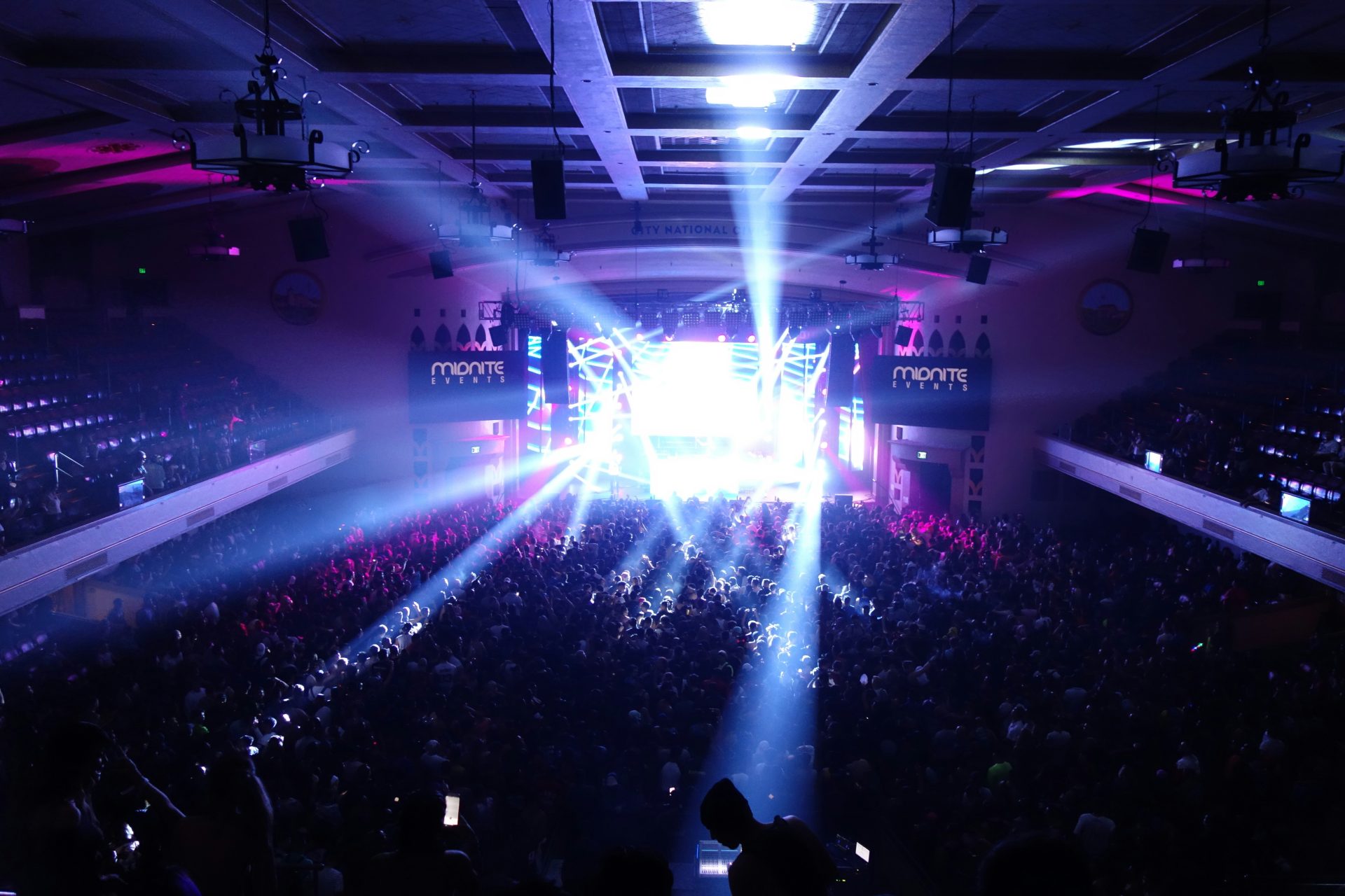 Leute, die nachts ein Konzert anschauen